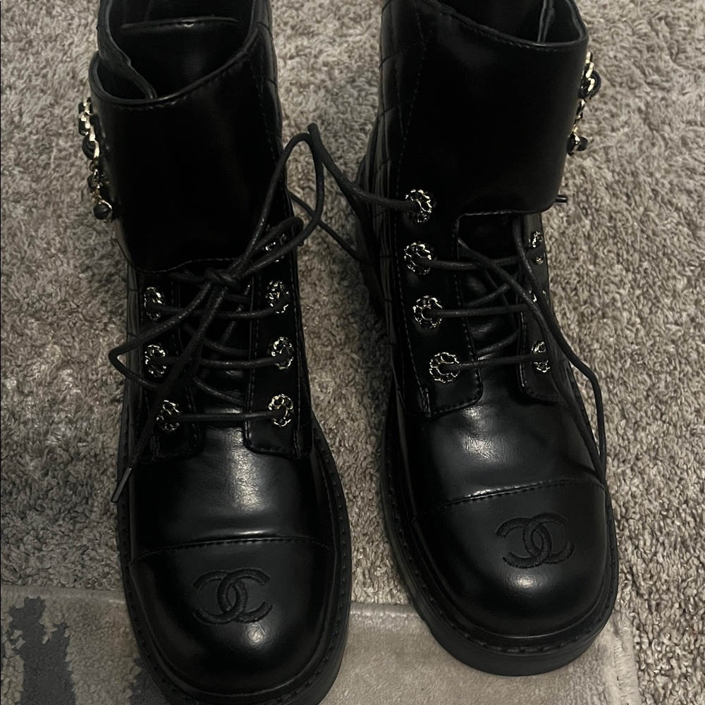 Chic Black Women's Boots - Picture 3 of 6